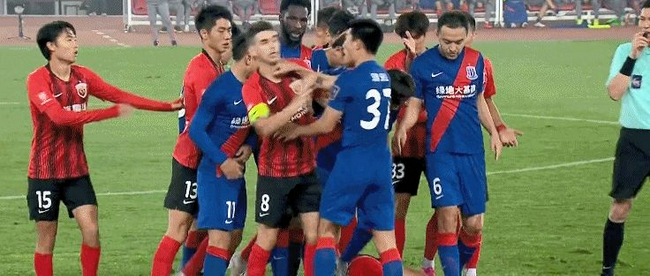 爱游戏- 罗马德比火药味浓，佩莱格里尼染红下场引发争议  
