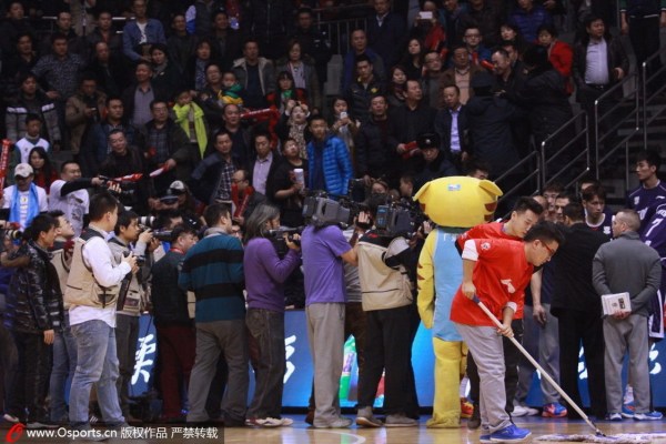 ayx爱游戏- 波鸿前锋涉嫌酒驾被捕，俱乐部罚款并停赛处理  